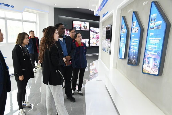 四川飛球積極尋求海外市場，邀請尼日利亞客人考察交流