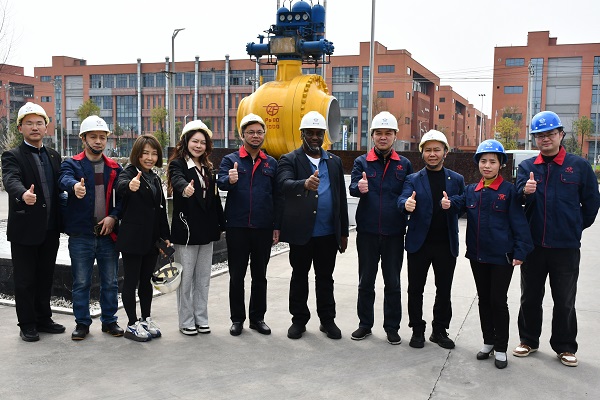 四川飛球積極尋求海外市場，邀請尼日利亞客人考察交流