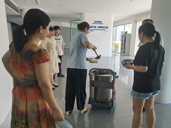 四川飛球員工抗酷暑堅(jiān)守崗位，公司戰(zhàn)高溫凝聚關(guān)懷全力以赴保生產(chǎn)