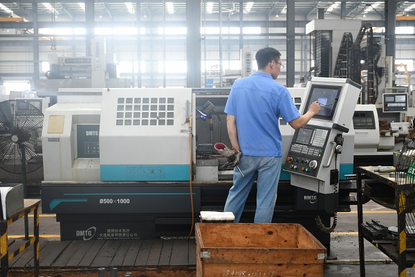 四川飛球員工抗酷暑堅(jiān)守崗位，公司戰(zhàn)高溫凝聚關(guān)懷全力以赴保生產(chǎn)