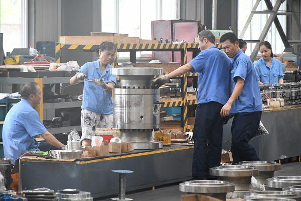 四川飛球員工抗酷暑堅(jiān)守崗位，公司戰(zhàn)高溫凝聚關(guān)懷全力以赴保生產(chǎn)